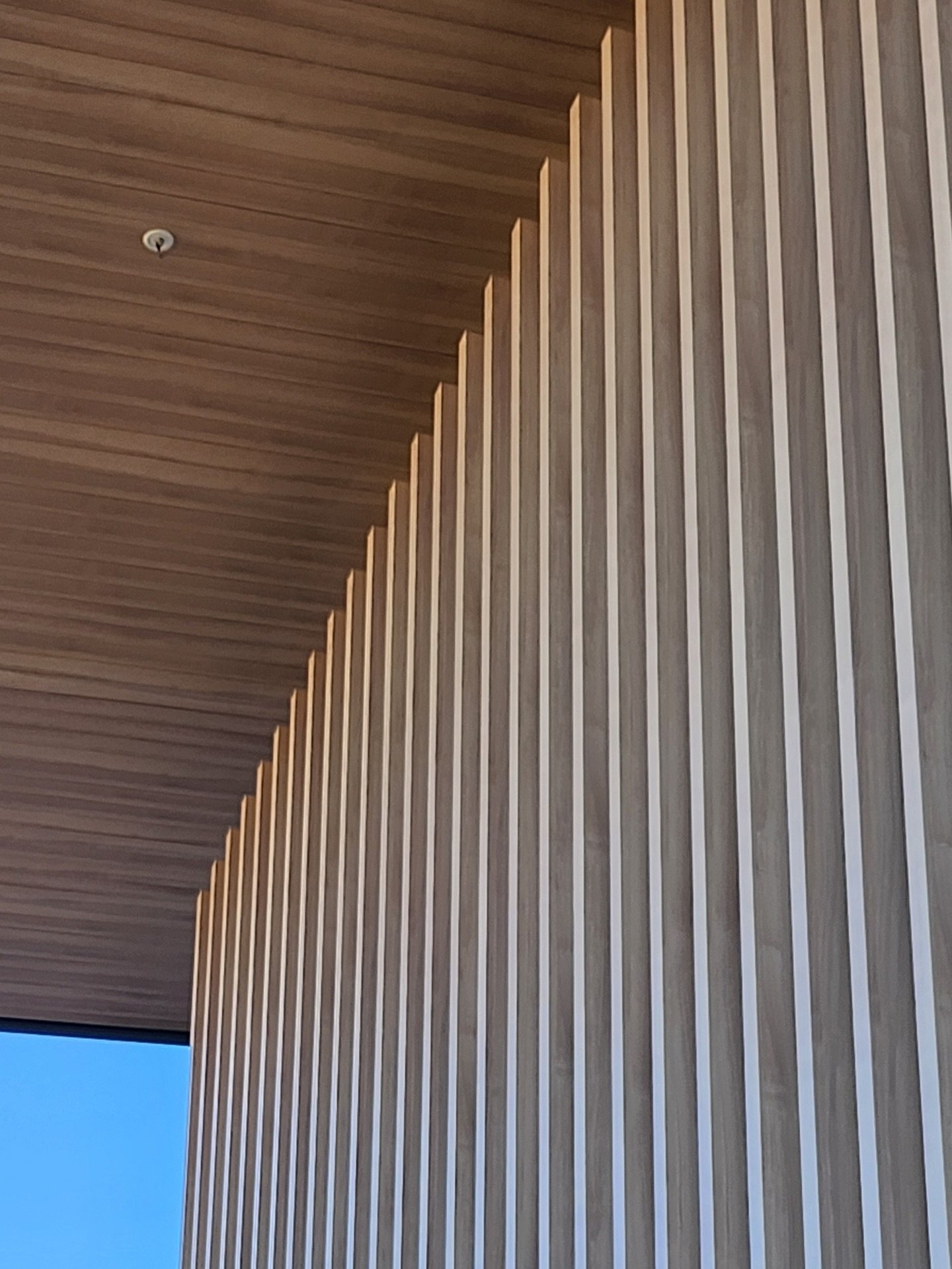 A closer look at some details from our project at Lot 3, Archbold Road, Eastern Creek NSW. 

We incorporated the Ever Art Wood Aluminium Kakebari Planks and the Kakebari Rectangular Cladding from @covet.global into both the office soffit and external