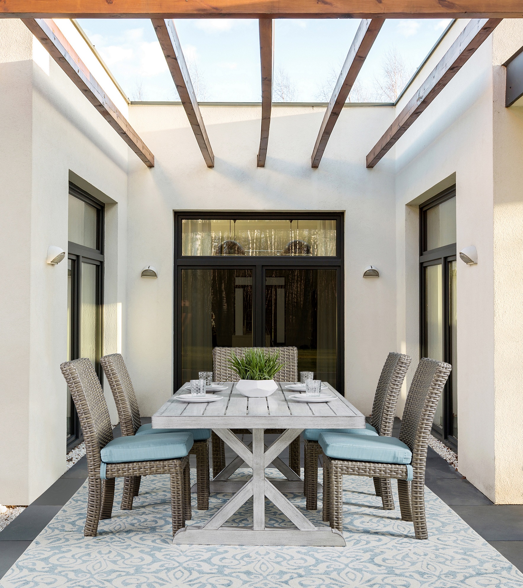 Exclusive Vista Table with St. Tropez Chairs