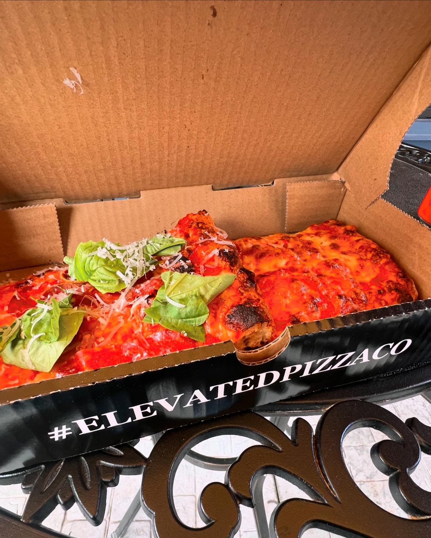 Always love a quick stop by @elevatedpizzaco in @district1881 - you have to stop by for a slice or two&hellip; better yet an entire pie!
#aroundchilliwack