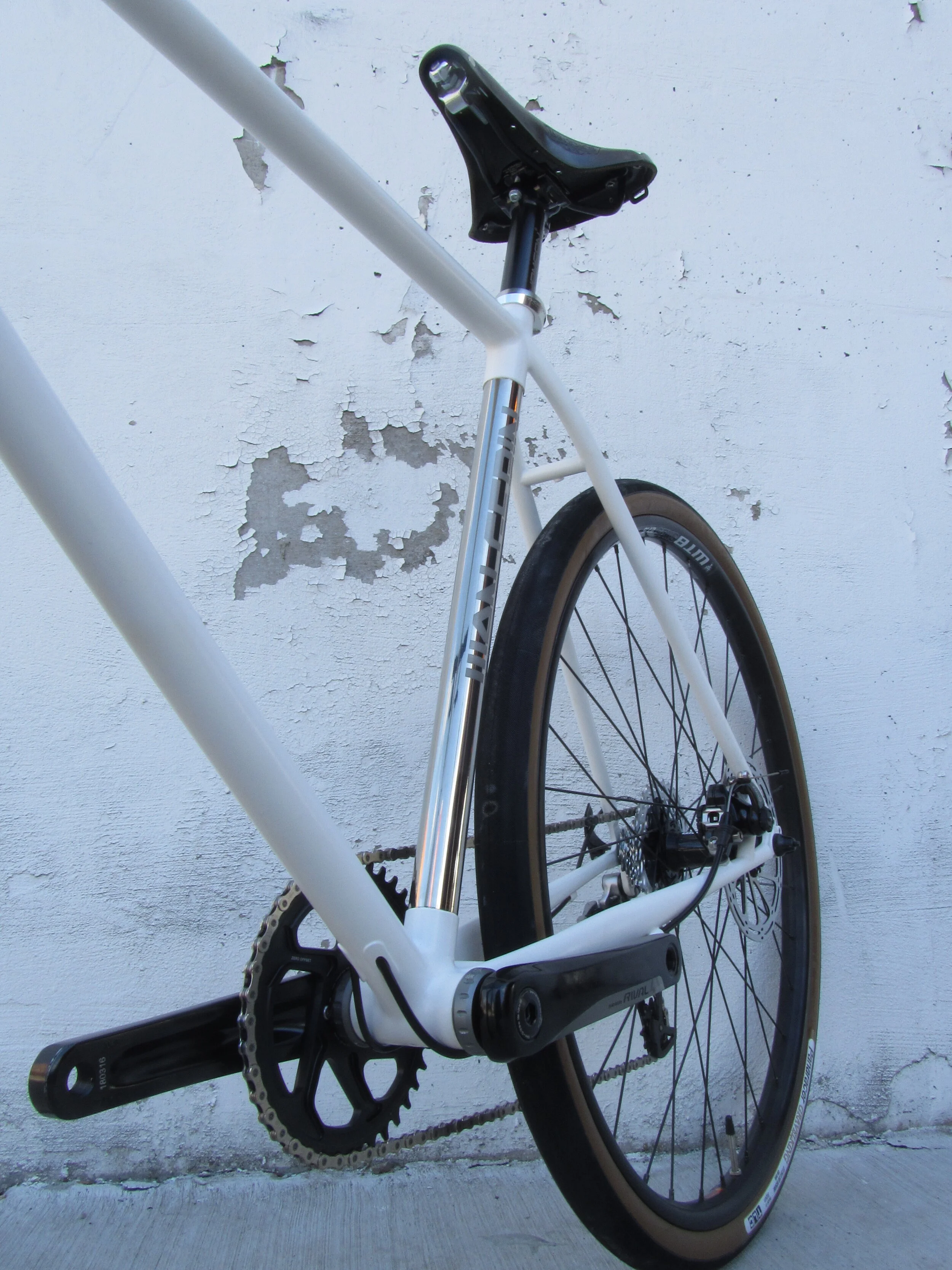  Fillet brazed construction with bilaminate seat tube and bottom bracket    Steel tubing, Columbus ZONA and KVA stainless    Matte white powder coat finish with polished stainless steel seat tube    SRAM Rival 1 drivetrain, 650B wheels, Avid disc bra