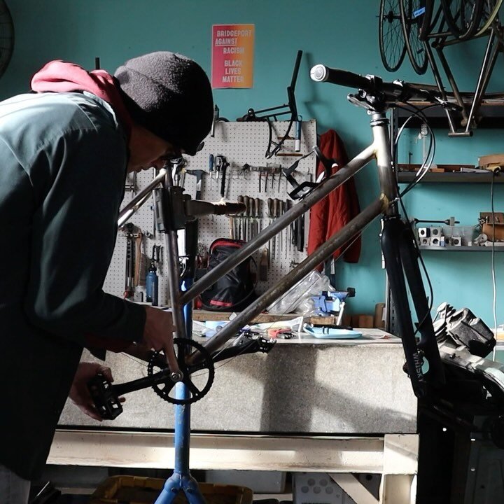 After test rides bike 13 came back for powder coating. First, I replaced the chainstay bridge with a dedicated kickstand plate. Then the wordmark and main triangle fillets were lightly polished and brushed, giving them a shiny look against the rest o