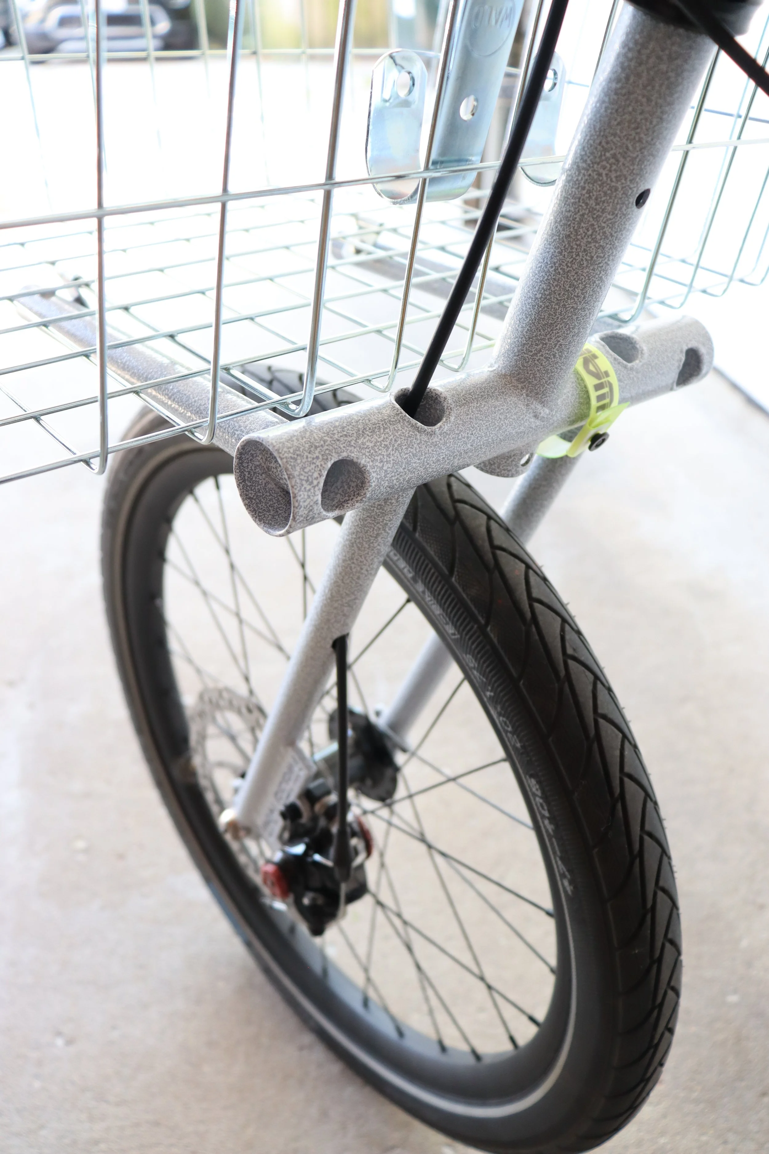  The integrated mount arms add increased carrying capacity. When designed for a 20" wheel, it can transform a bike into a mini-cargo. 