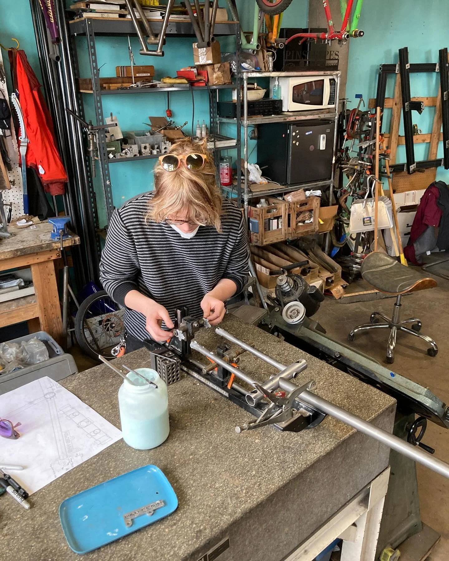@samwarzecha learned to braze and built a Fourk in 3 days, leaving with the flux still on. Nice working together Sam!
-
#steelisreal #brazing #cargofork #workinprogress #framebuilding #framebuilder