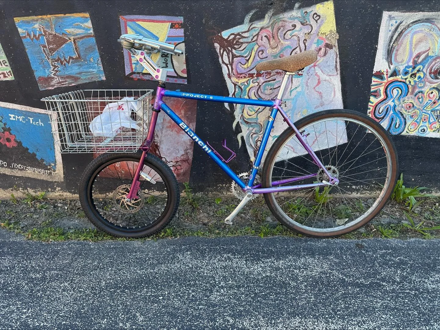 Frankie built this Fourk at the start of the year with a bit of help from me. It was a good collab. Nice to see it in color, I like the deep red coat Frankie!
-
#wip #tbt #xbiking