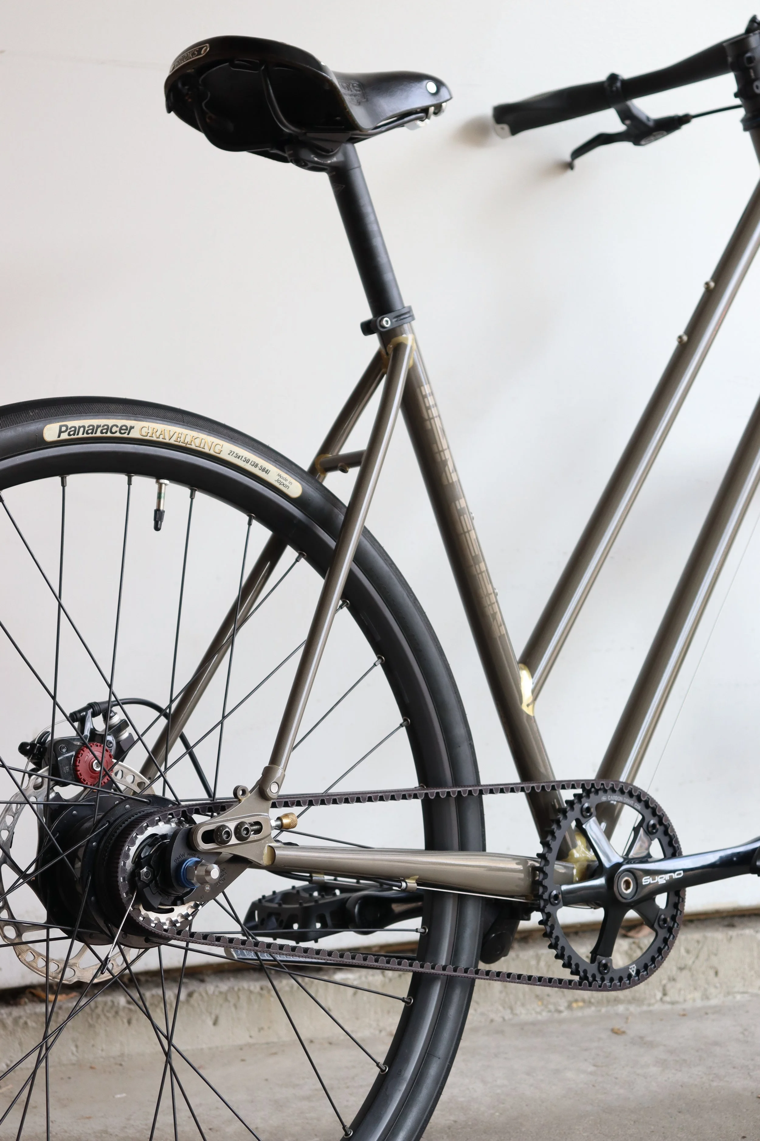  Fillet brazed construction  Steel tubing, Columbus ZONA  Clear powder coat finish with brushed metal branding  Shimano Alfine 8 hub with gates carbon belt drive, 650B wheels, Avid disc brakes 