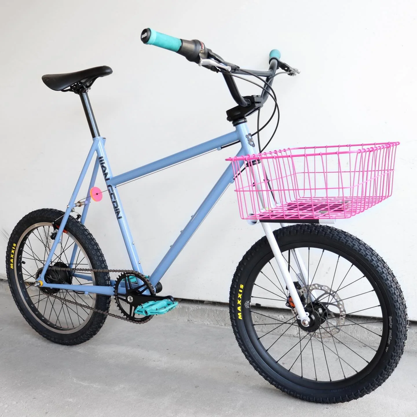 Excited to share this minivelo I&rsquo;m bringing to @phillybikeexpo ! Come see it in person this weekend at table 5.
-The floating brake cable threads through the seat tube to a pulley on the seat stay bridge.
-A neon acrylic disk on the cable adds 