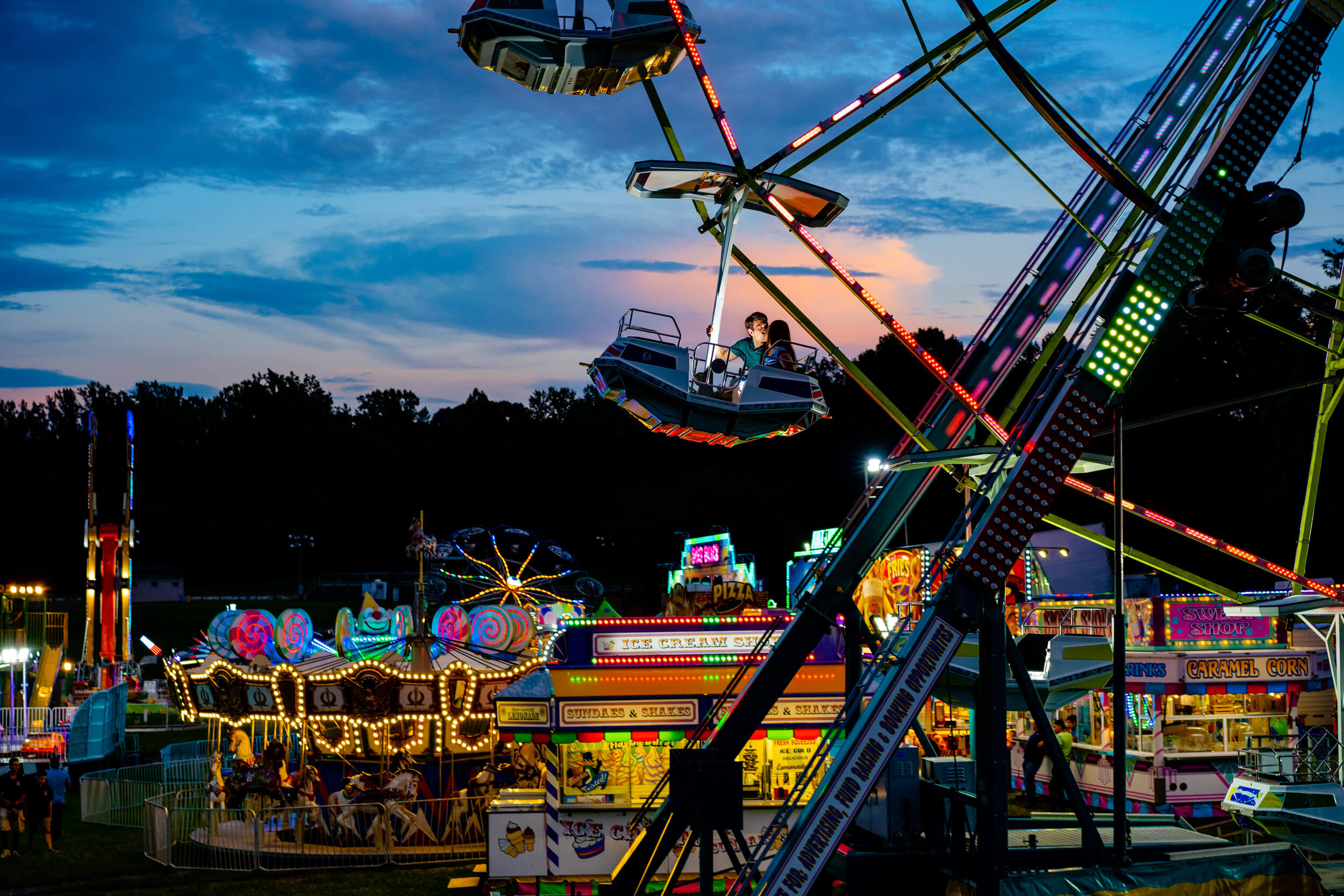 6-ferris-wheel-engagement-photo-county-fair-sunset-funfair-photography-by-bee-two-sweet.jpg