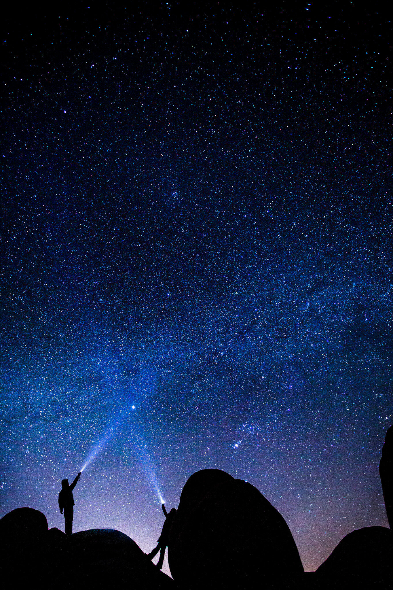 35-joshua-tree-midnight-engagement-session-stars-flaslights-milky-way-arch-rock-white-tank-campground-california-photography-by-bee-two-sweet.jpg