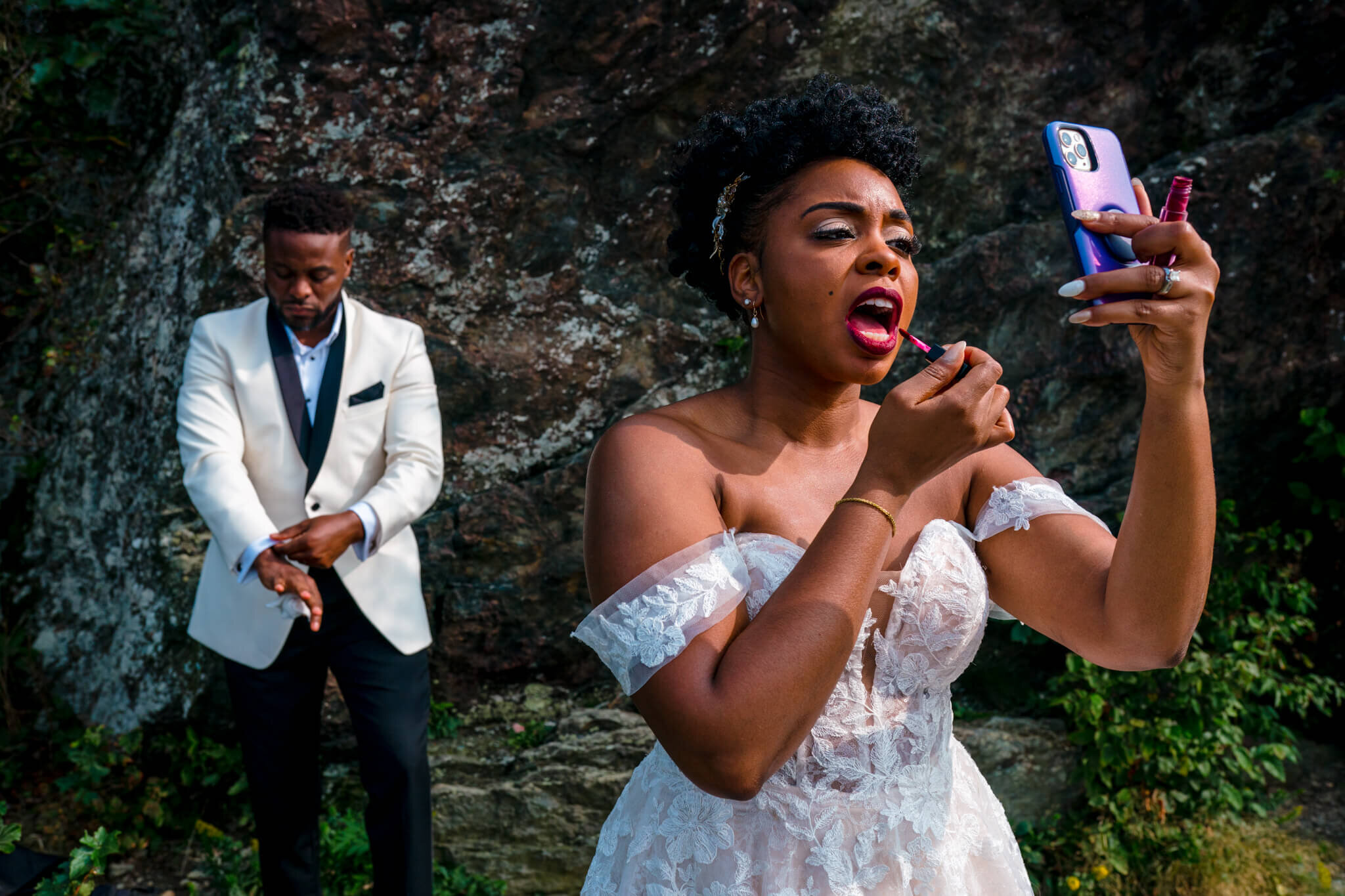 bride-puts-on-lipstick-cell-phone-mirror-shenandoah-elopement-virginia-outdoor-wedding.jpg