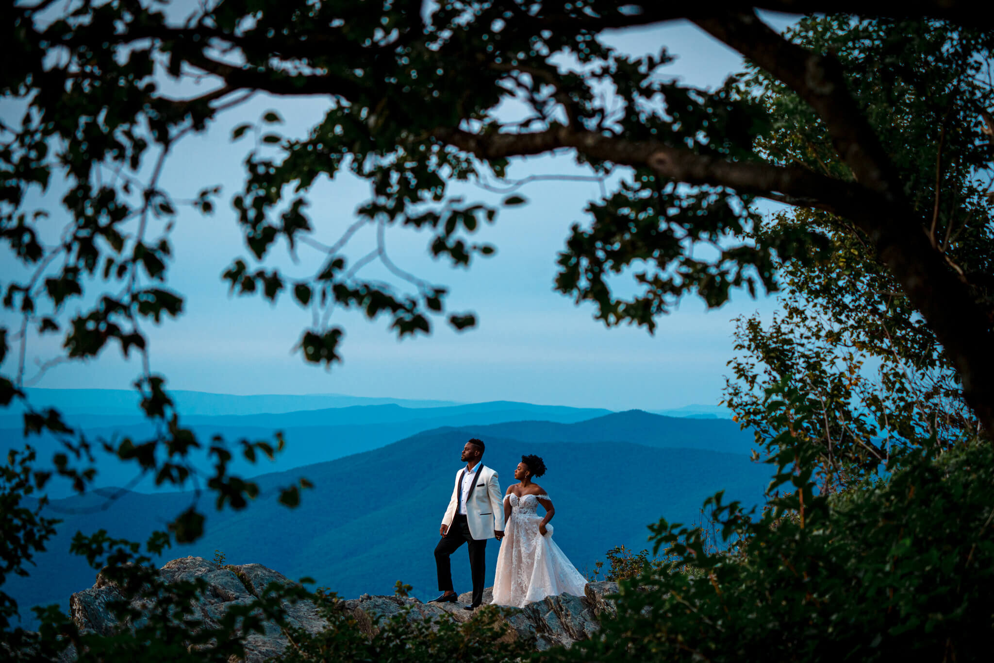 wedding-portrait-shenandoah-national-park-little-stoneyman-overlook-fall-wedding-blue-ridge-mountains.jpg