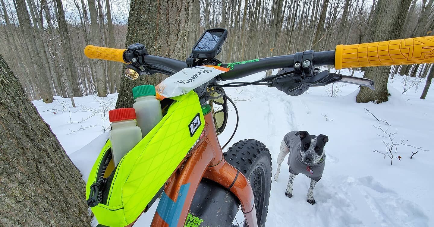 Thanks to the beautifully designed snack pack from @thiefbikepacking, Navajo and I have easy access to trailside treats. When he hears the zipper open, he gets excited for the @jaystastyadventures beef jerky.  The drool in photo five is the proof.

O