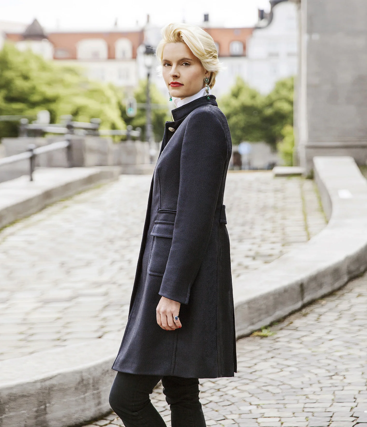 Mantel Eleonora aus geflochtener Viskose in marine Website WIDE 2.jpg