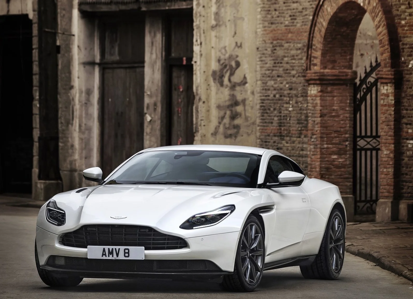 Aston_Martin-DB11_V8-2018-1600-01.jpg