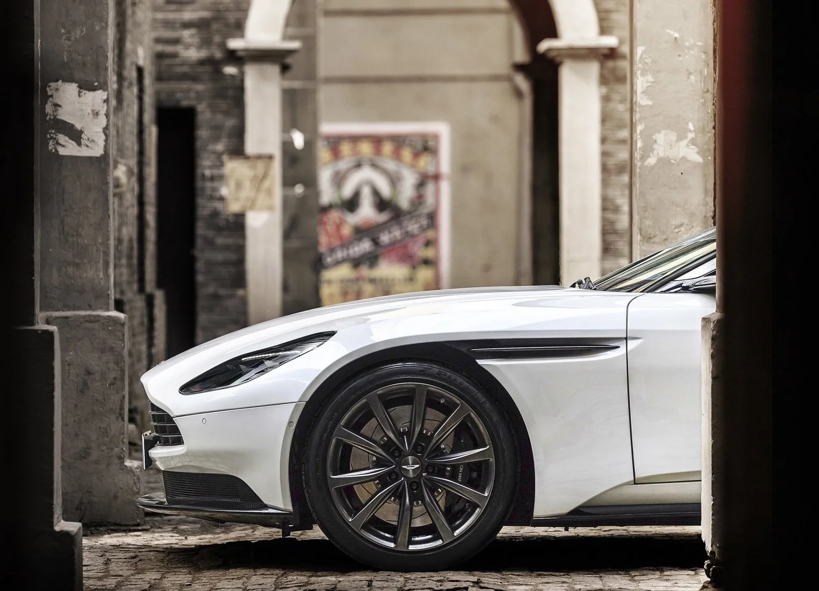 Aston_Martin-DB11_V8-2018-1600-0b.jpg