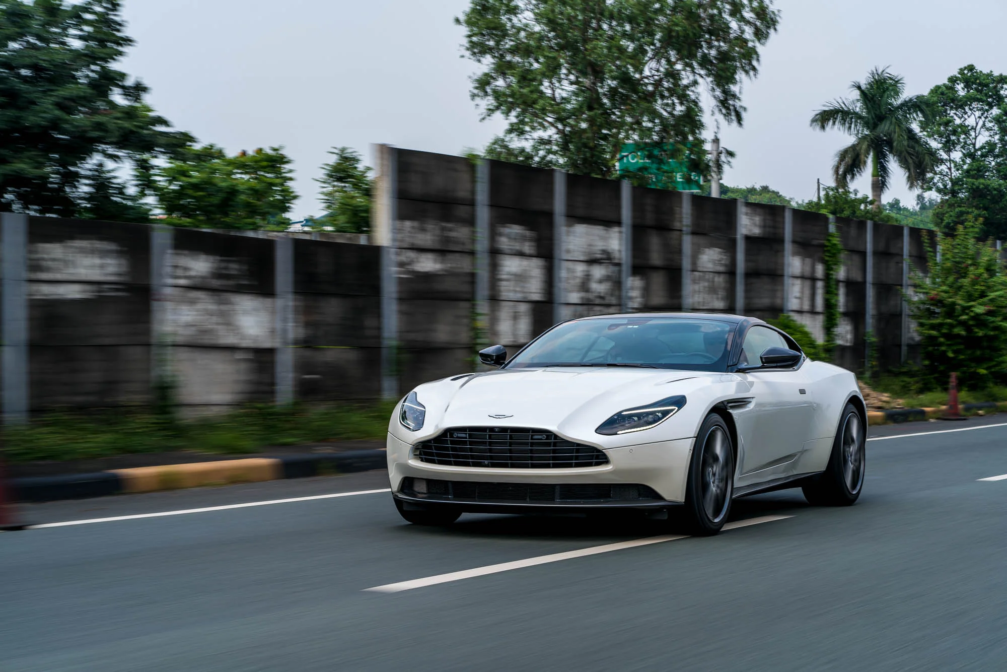 Aston Martin DB11 V8
