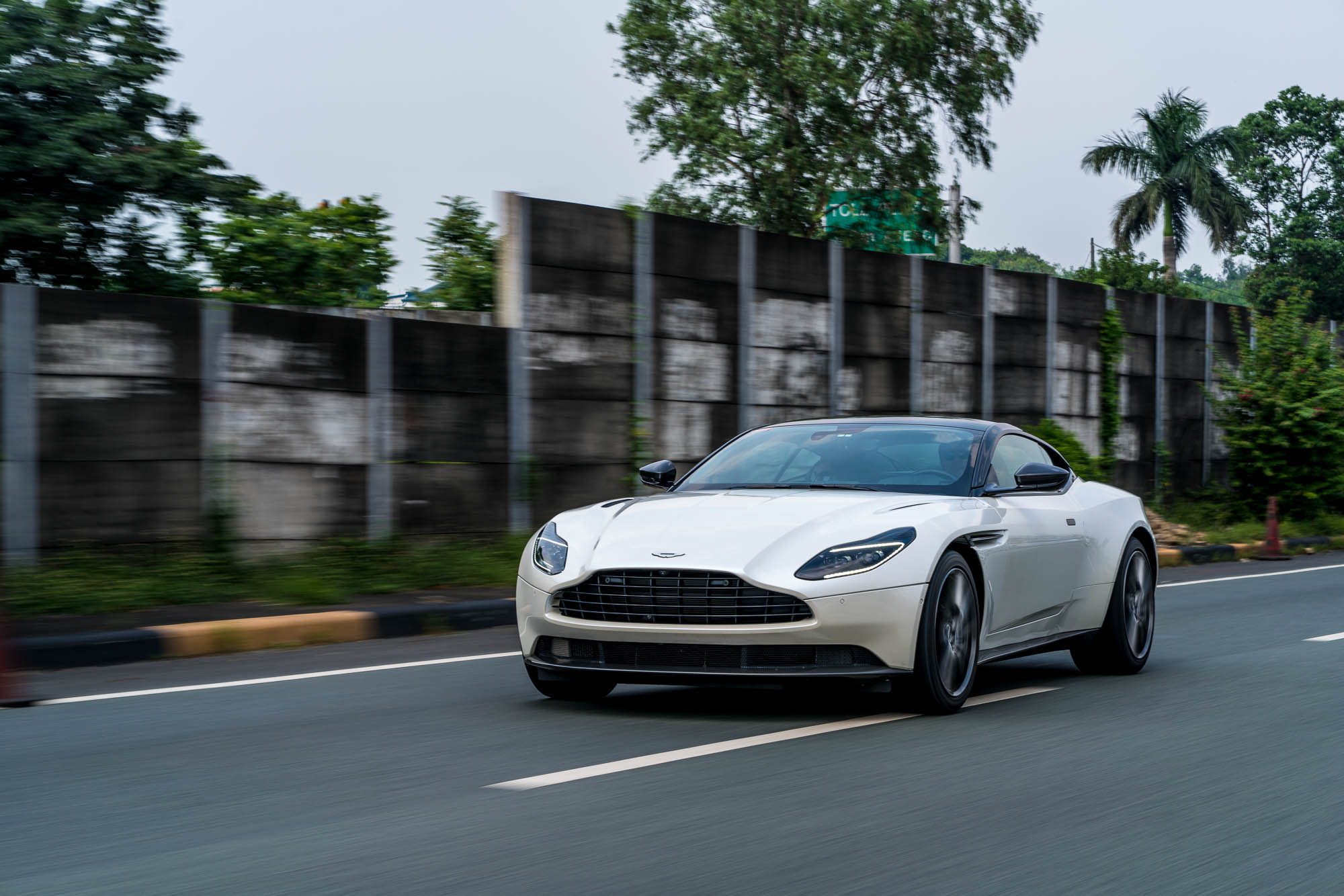 Aston Martin DB11 V8