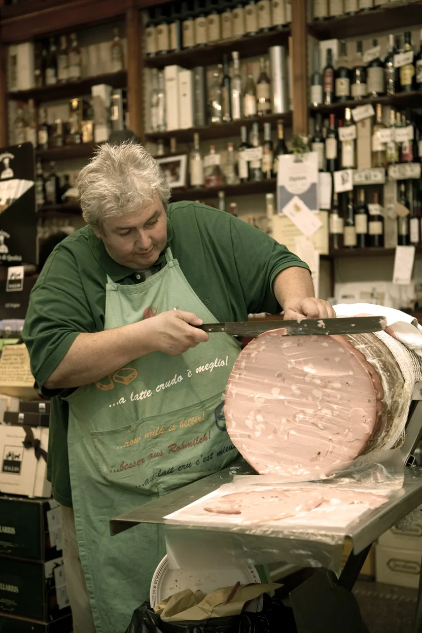 andrea_schneidet_mortadella_01