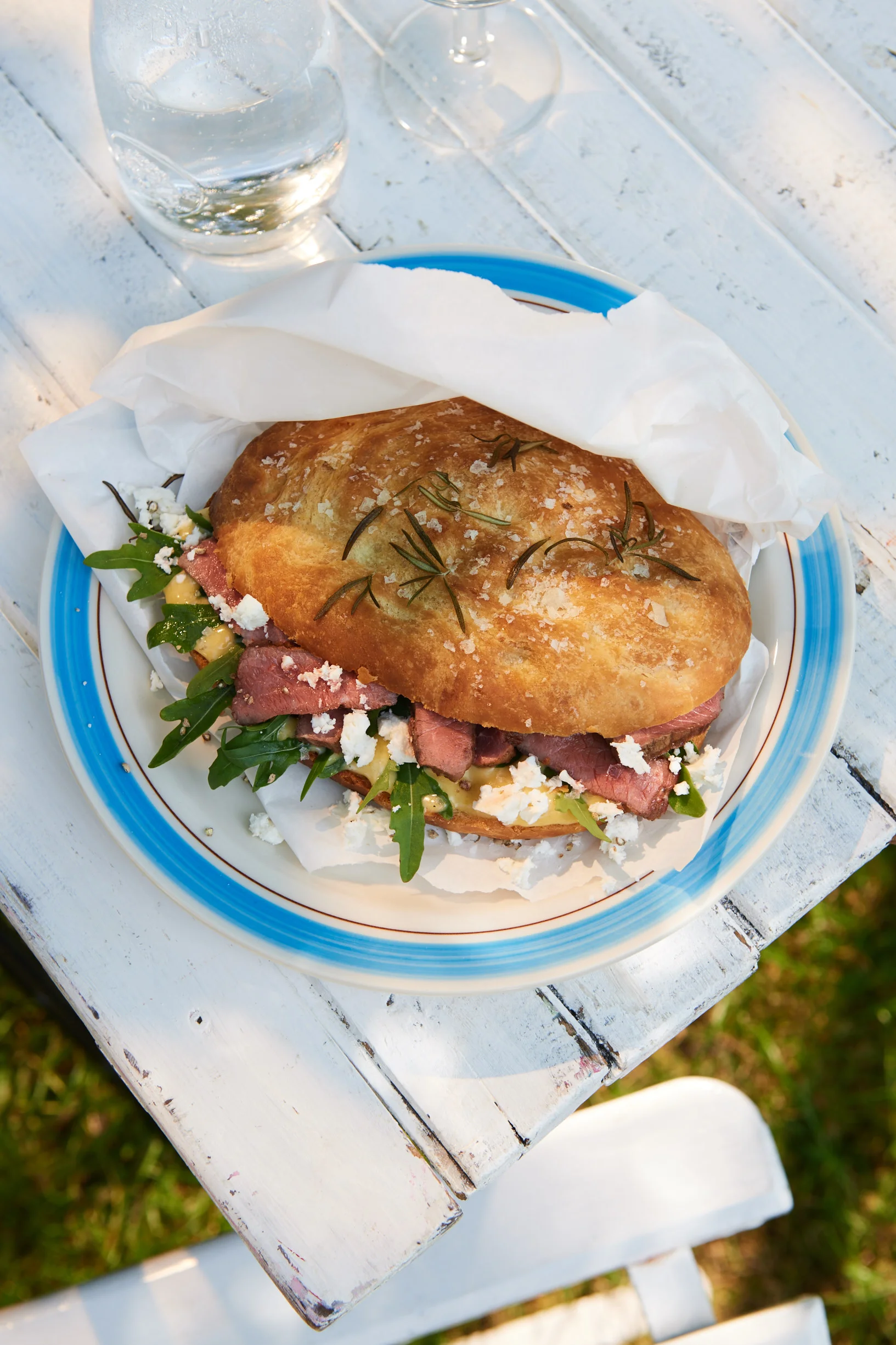 Gegrilltes Lammsteak Chilli Cheese Style Foccacia Feta und Aioli