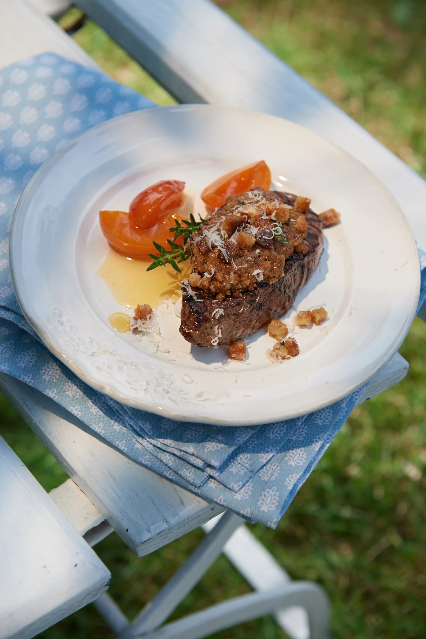 Gegrillte Hirschsteaks mit Glasierten Aprikosen und Bauernbrot Parmesankruste