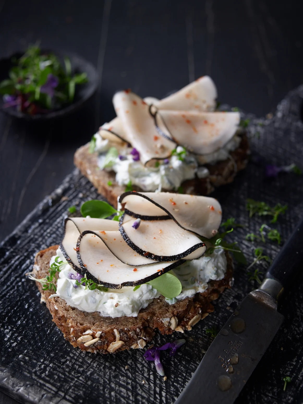 Suess_saurer_schwarzer_Rettich_mit_Kraeuterfrischkaese_auf_Hafer_Chia_Vollkornbrot_Rezeptfoto.jpg