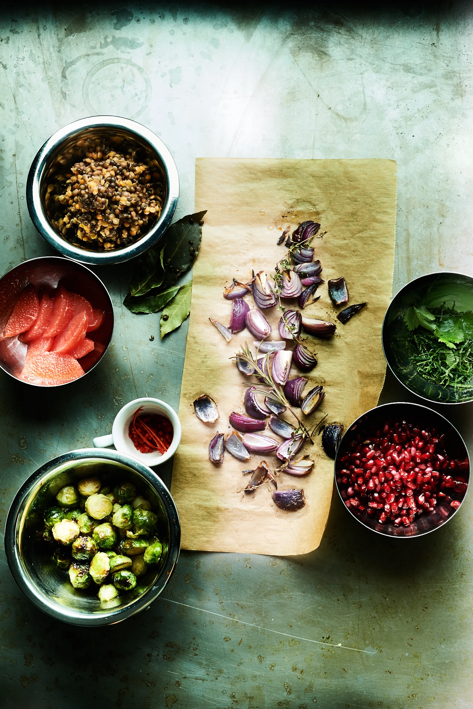 Januar_Zutaten_Salat_aus_bunten_Linsen_mit_im_Ofen_gebackenem_Rosenkohl.jpg