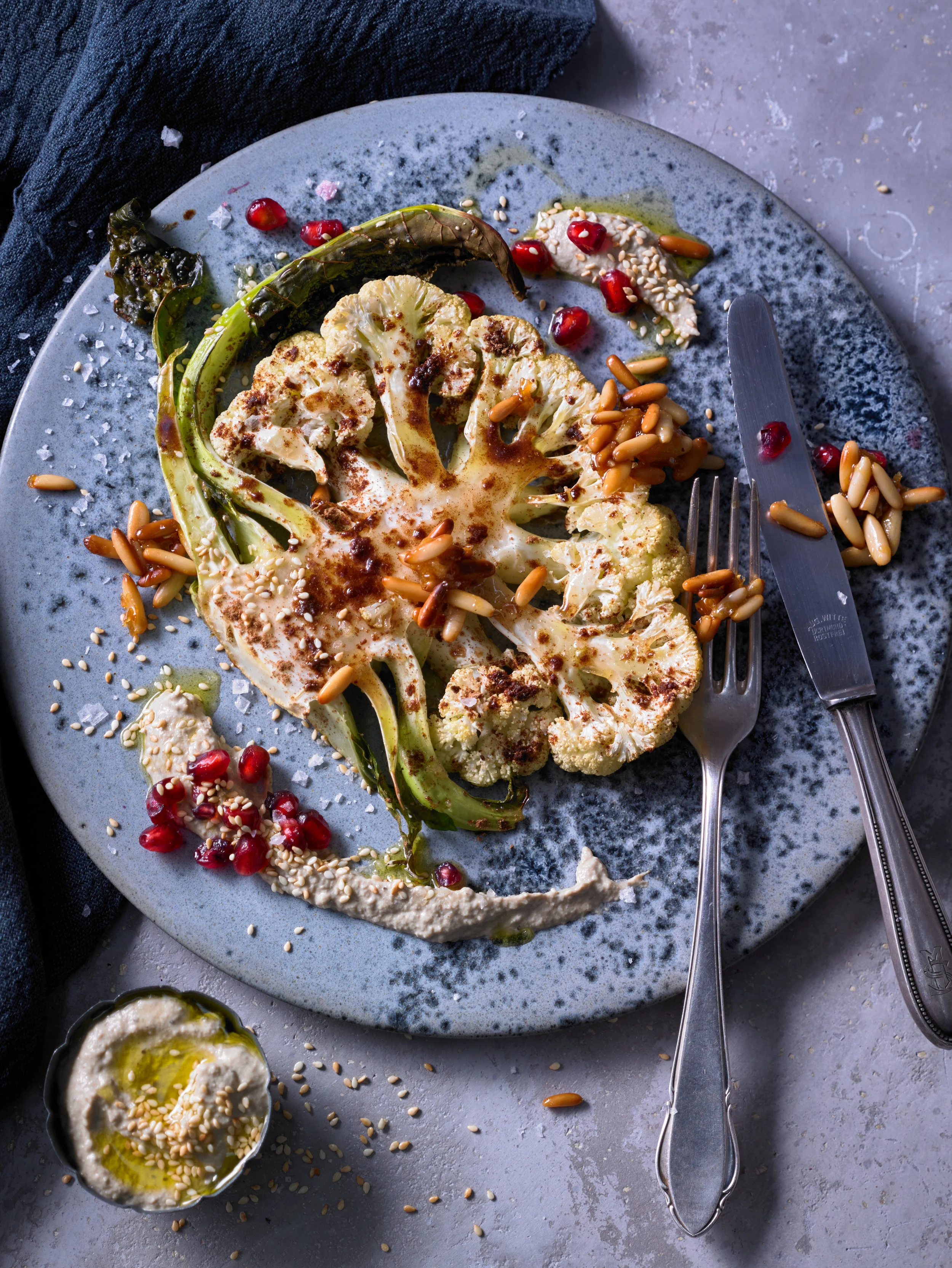 Blumenkohlsteaks mit Gewürzkruste auf Baba Ganoush mit Pinienkrokant__04.jpg