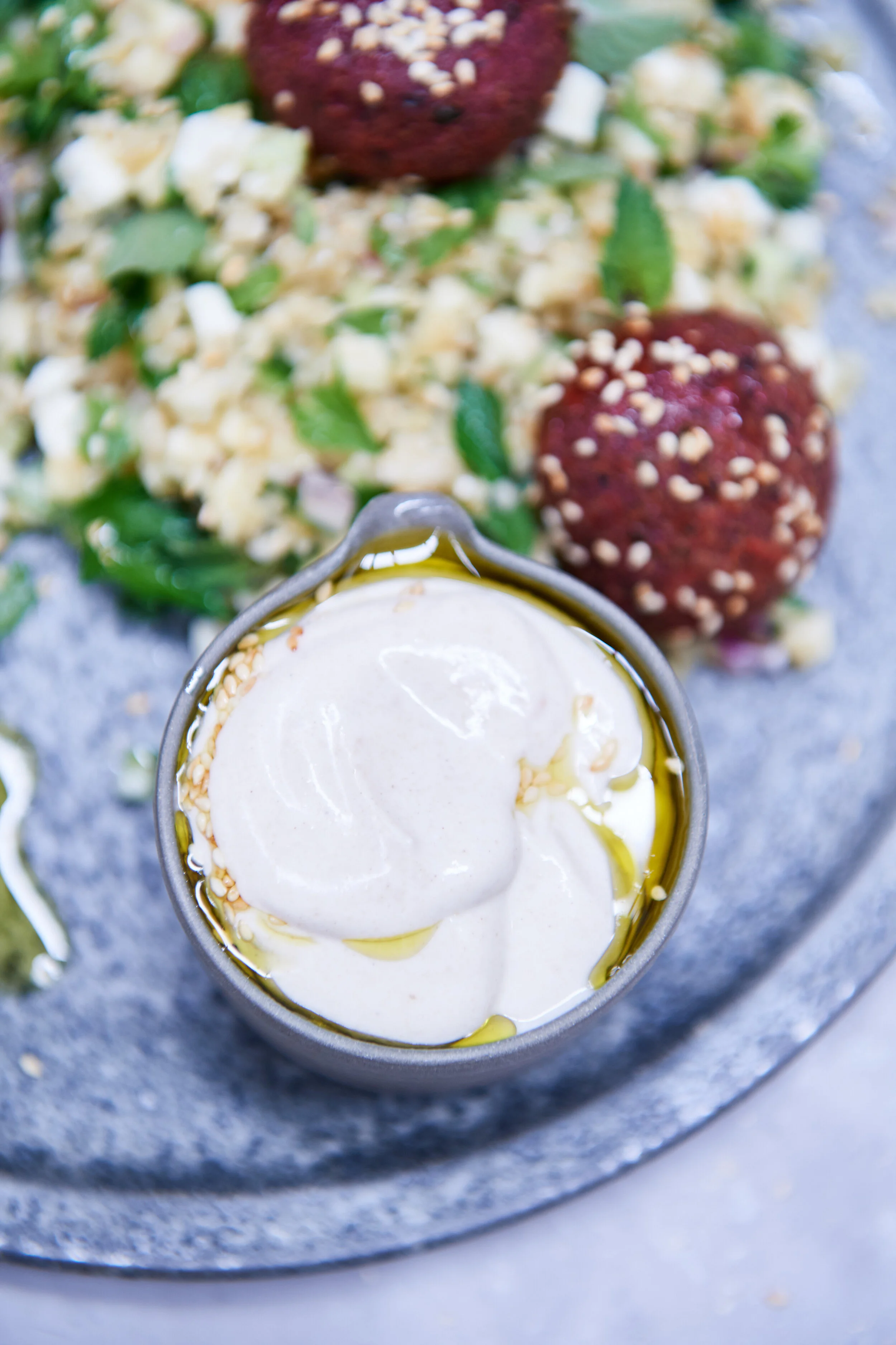 Rote_Bete_Falafel_mit_Tabouleh_und_Sesam_Jogurt_05.jpg