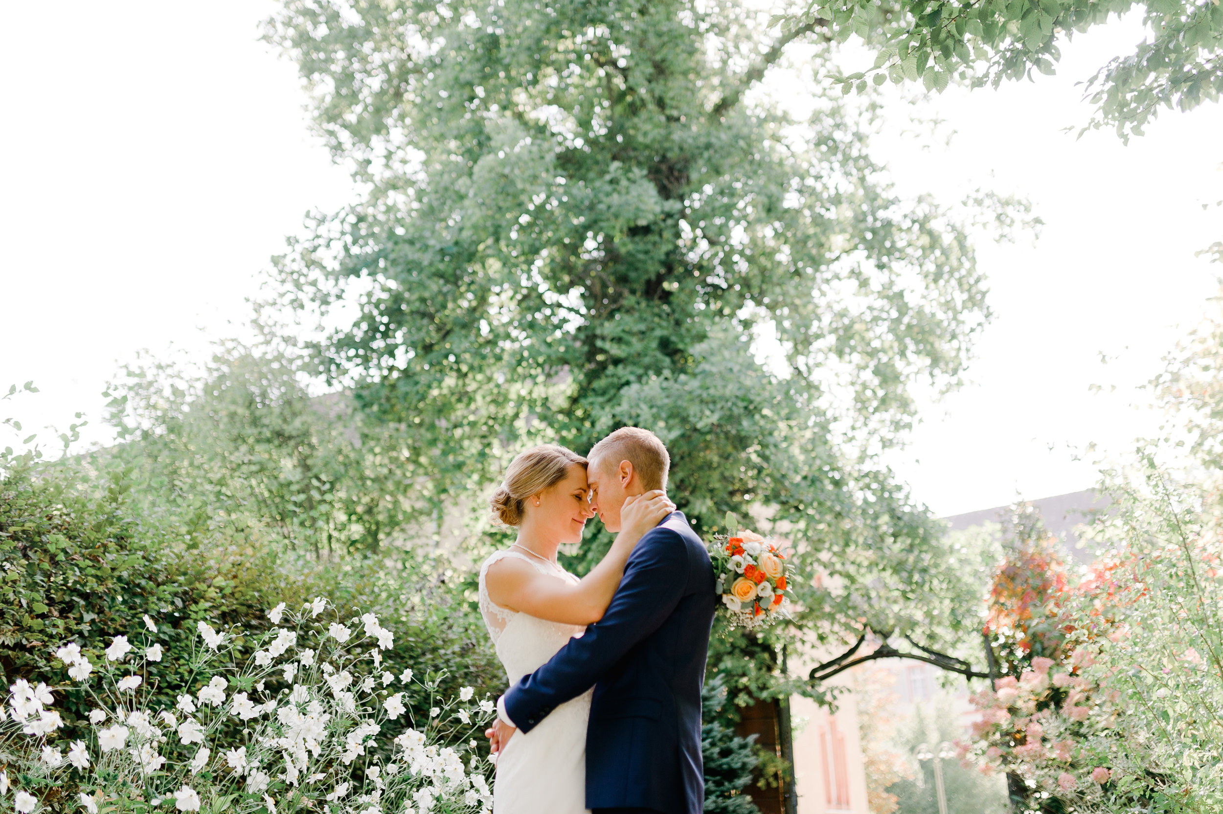 Heiraten auf Schloss Beuggen mit Hochzeitsfoto im Schlossgarten