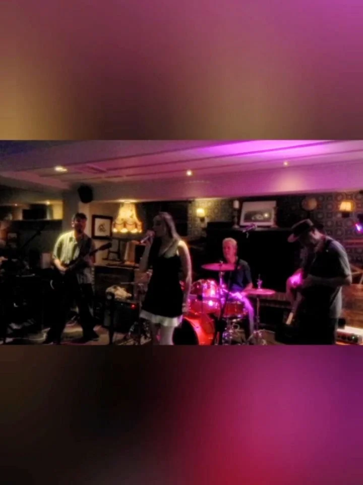 Saturday night at the @the.woodman.ashtead ... thanks for having us again! A slightly different line up with @rafepgtips doing a sterling job as dep guitarist standing in for Andrew for the night. @izzysandsmusic back for our next gig/s! Deets to com