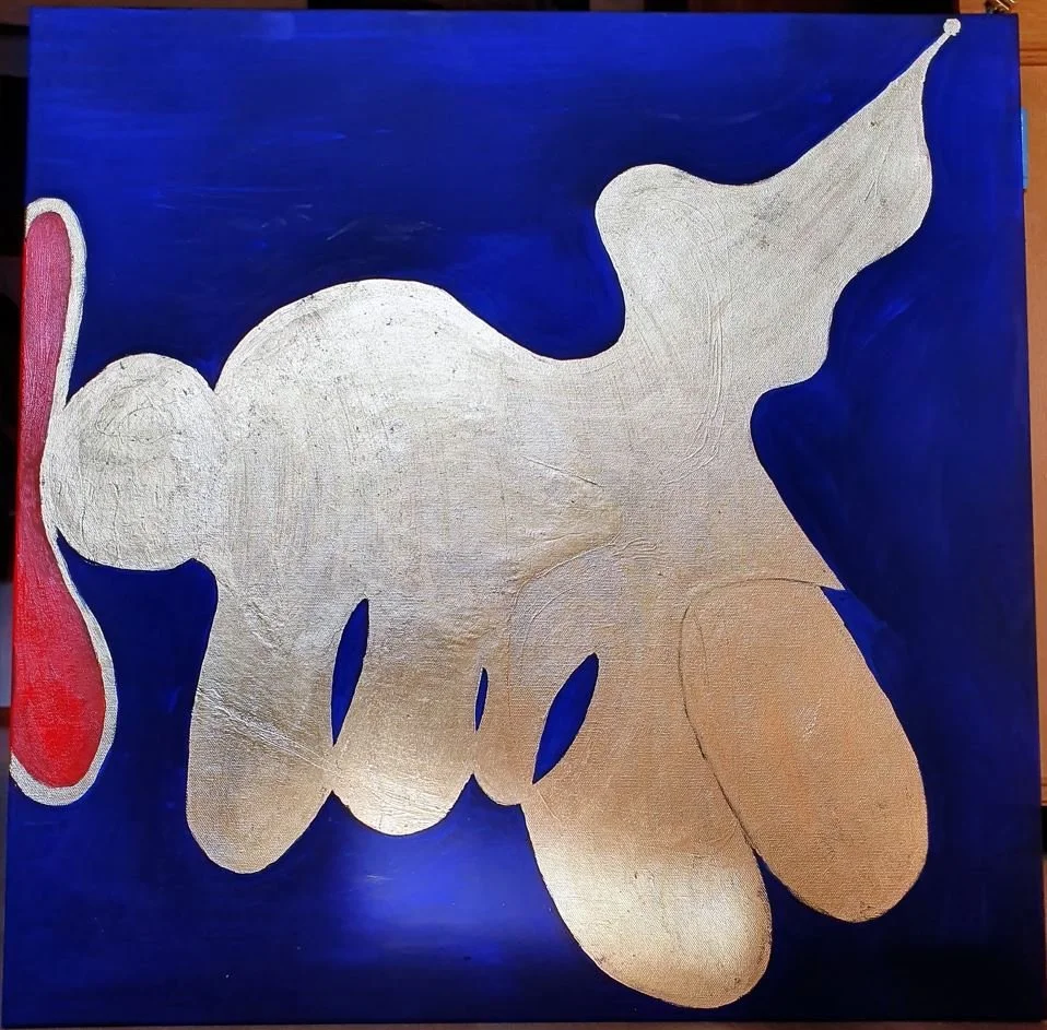 fünfbeiniger hund mit rotem propellerantrieb