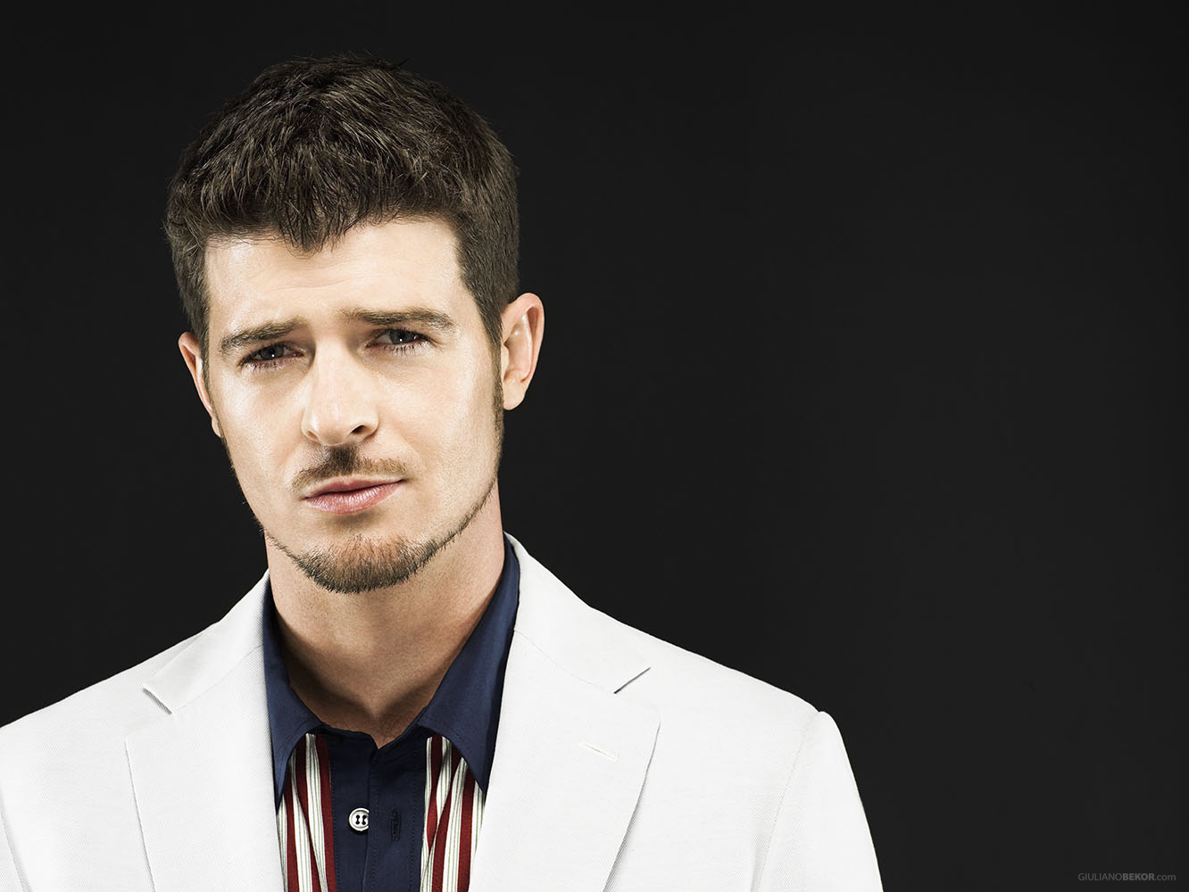robin-thicke-gives-speech-during-performance-i-want-my-girl-back.jpg