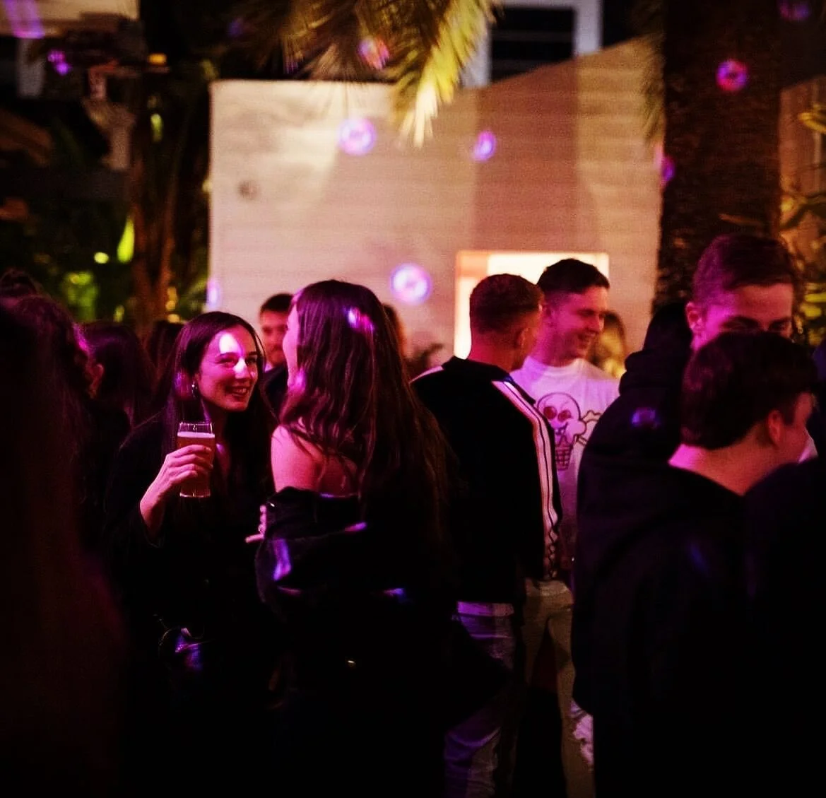 Courtyard vibes at Henry Summer! 

Catch DJ Bounce in the beer garden from 7pm tonight dropping all things funky from under the umbrella ⛱️