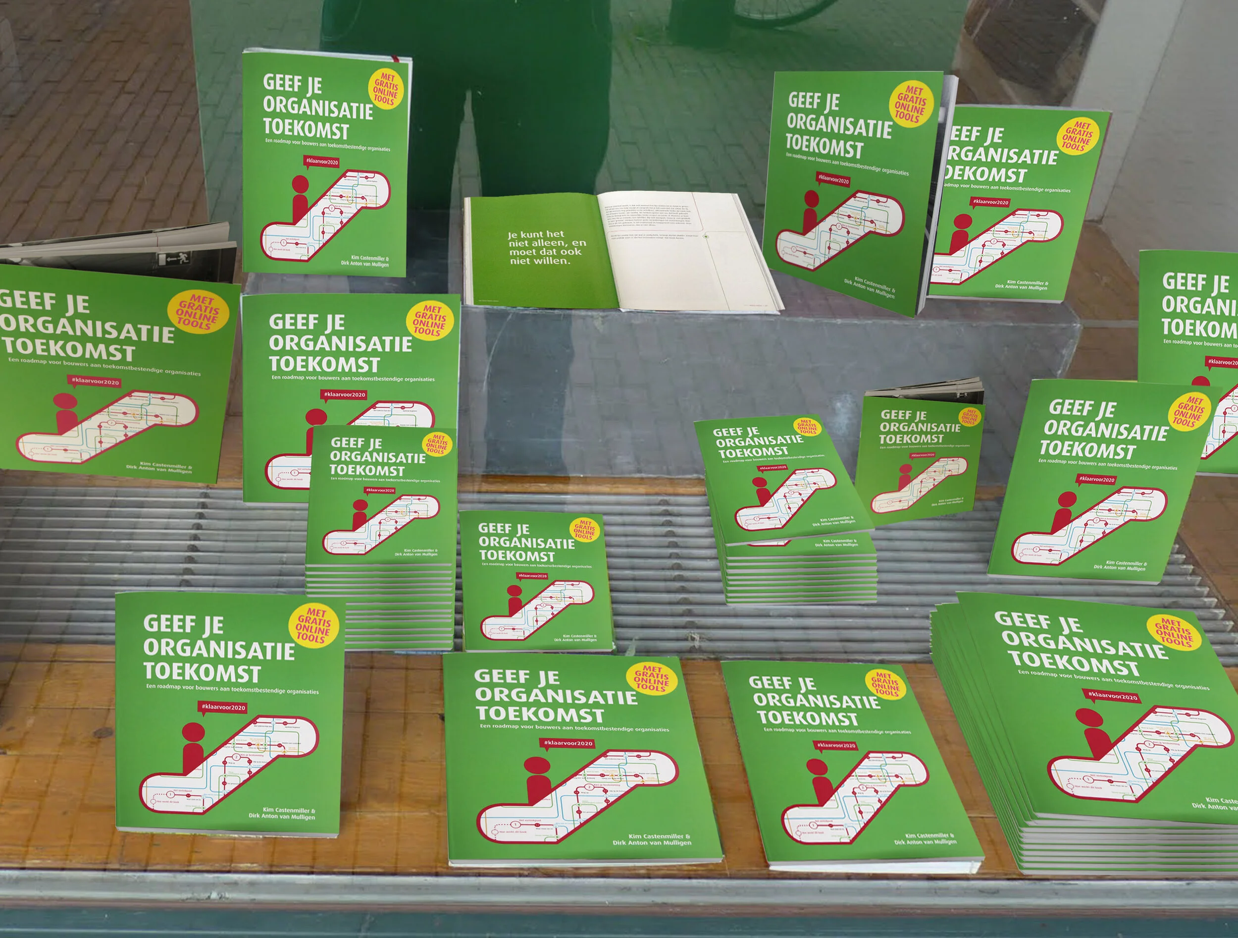 stapel boeken in de etalage.JPG