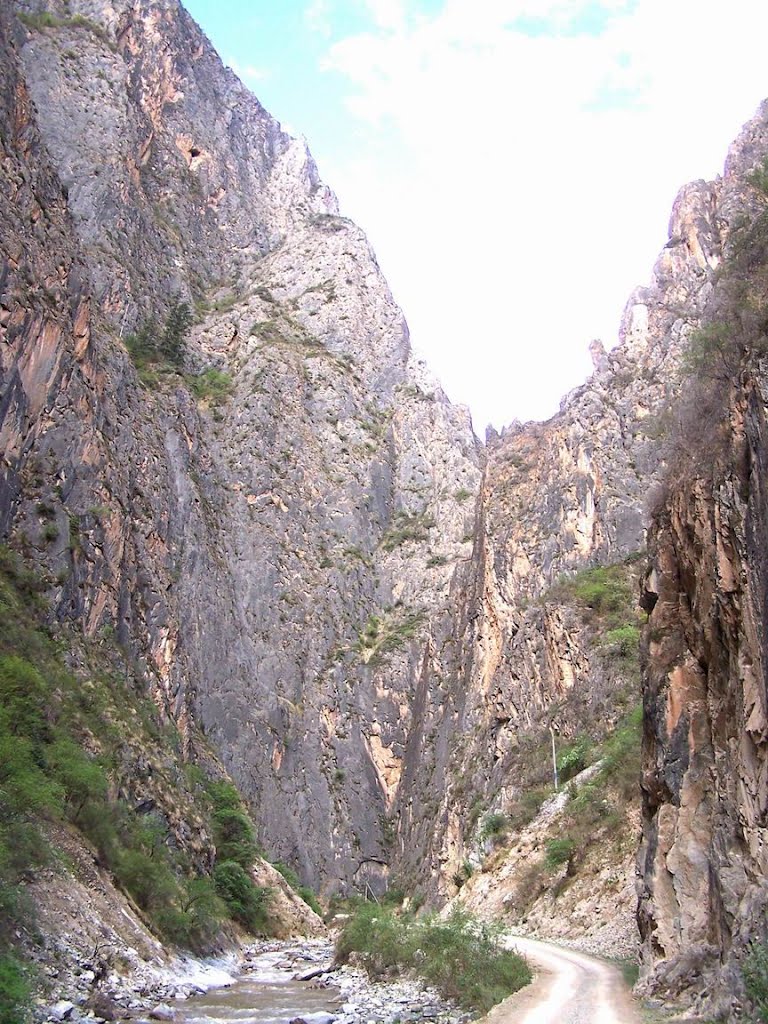 Towards Lhodzong