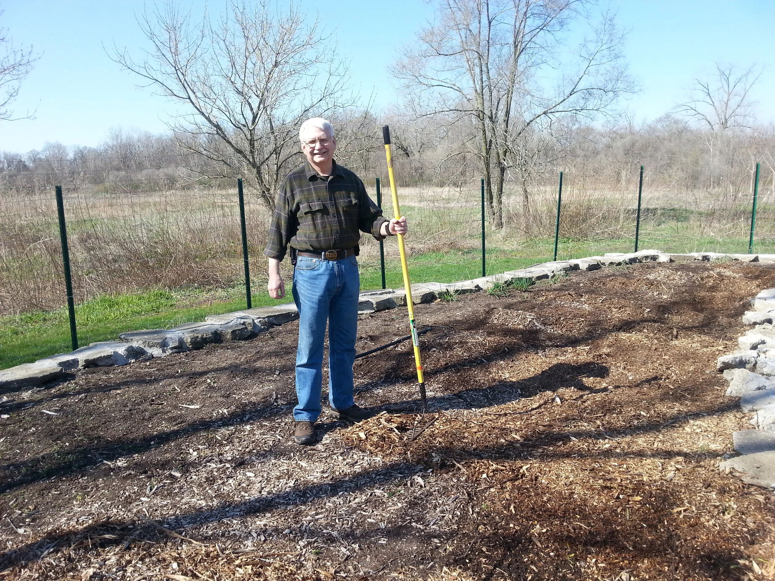 Volunteer-EdibleGarden.jpg