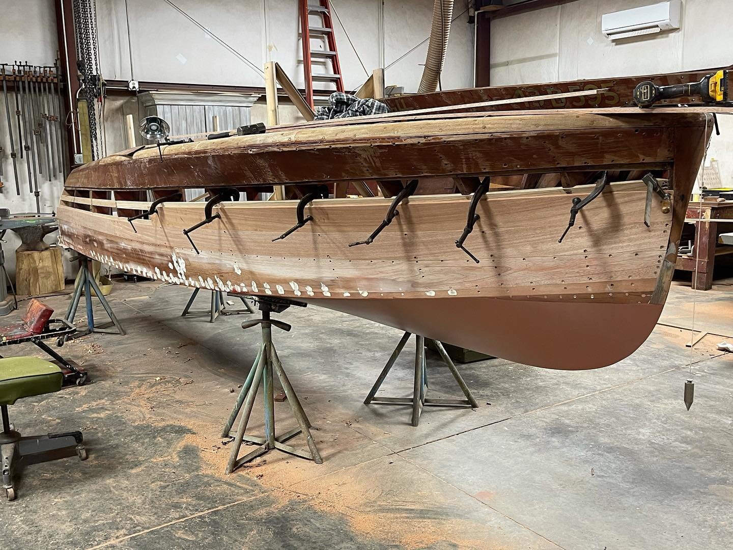 Planking the hull sides. 1947 Chris Craft Delux. woodenboats #woodyboater
#woodworking
#finewoodworking
#woodboatsarebetter
#wood
#powerboats
#alanjacksonboats
#craftsmanship
#chriscraft
#boats
#mahogany
#boatbuilding
#fiberglassic