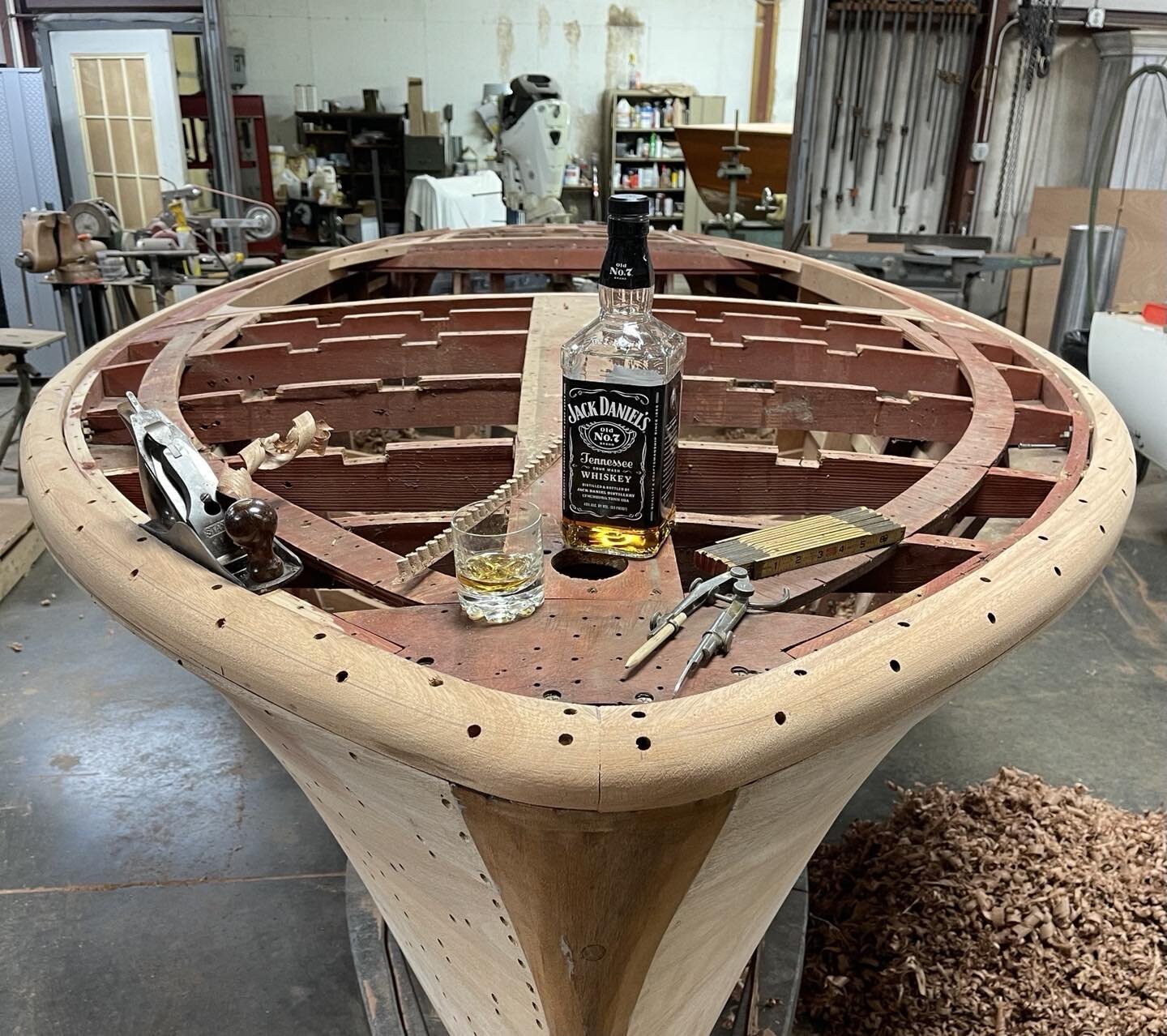 Long day sculpting the covering boards on this 1947 Chris Craft Deluxe. Lil Tennessee whiskey, Tennessee Boat building.  #woodyboater
#woodworking
#finewoodworking
#woodboatsarebetter
#wood
#powerboats
#alanjacksonboats
#craftsmanship
#chriscraft
#bo