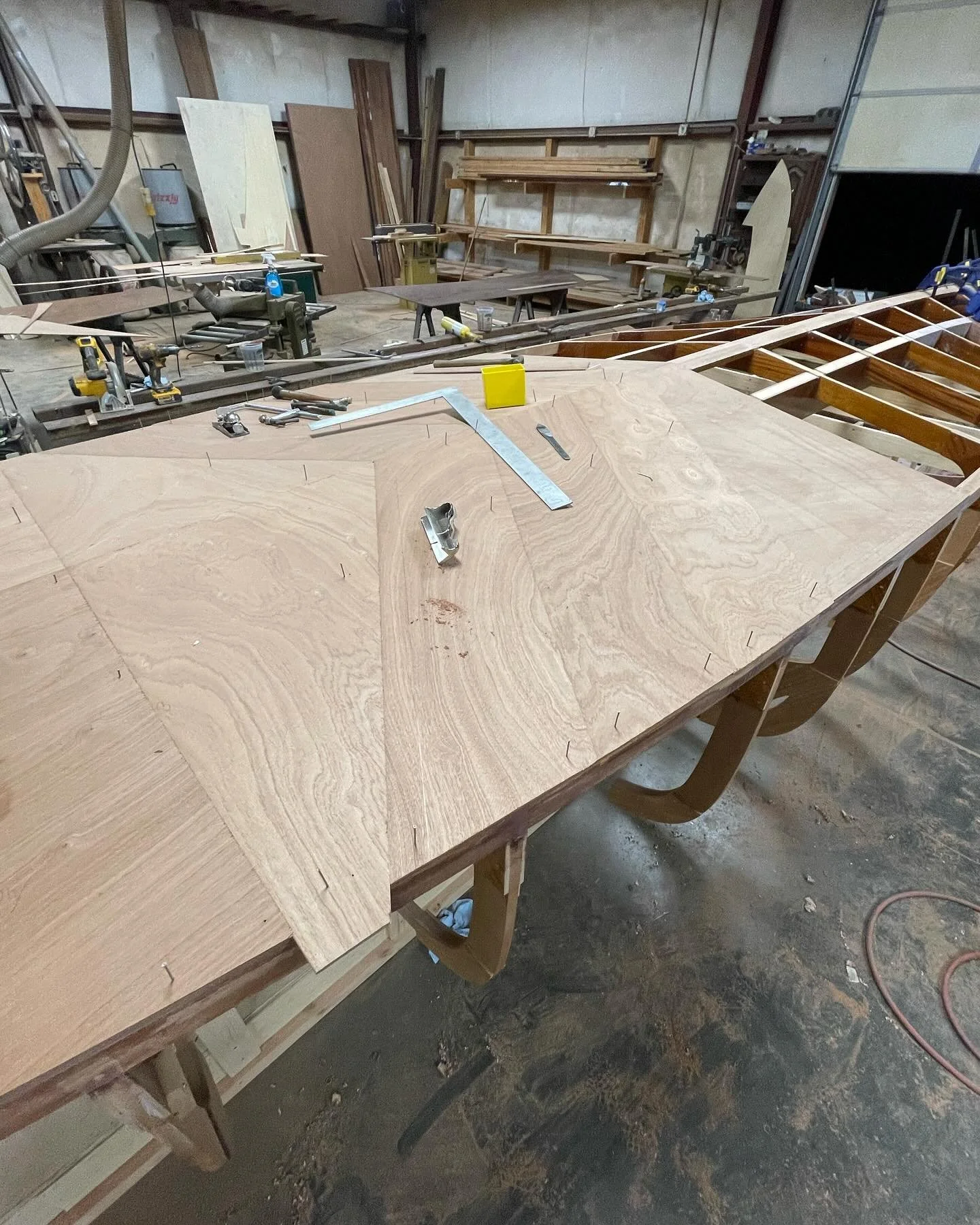 Vacuum bagging the second layer on Sadi VI. Pulling 26” mercury yields 13 pounds per sq inch = around 79,000 pounds of evenly distributed clamping force.