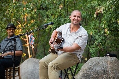 Another favorite sign of summer?  Outdoor music!  Especially in the mountains 🏔!! We love you @kevinmacmusic 🎶. Photos by @laviephotography