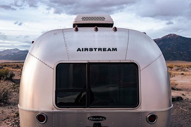 Astrid from the back 🍑 
#
#airstream #airstreamlife #vanlife #trailer #rockymountains #sanluisvalley #highdesert