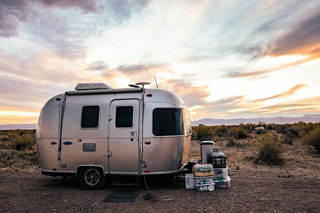 Rocky Mountain sunset at 7,000 ft 🌄 
#
#airstream #airstreamlife #vanlife #sunset #travelordie #onlytheessentials #nataliesiebers