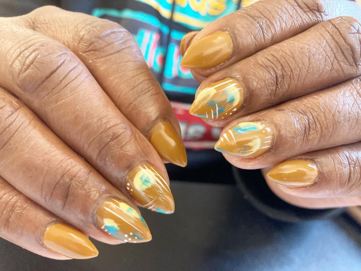 Polygel overlay. 

You ever realize when you&rsquo;ve subconsciously been inspired by colors around you? 
That&rsquo;s what happened here. 
I noticed the colors on her sweater when I took the pic. 💛💚🧡

#polygel #shortnails #nails #naturalnails #na