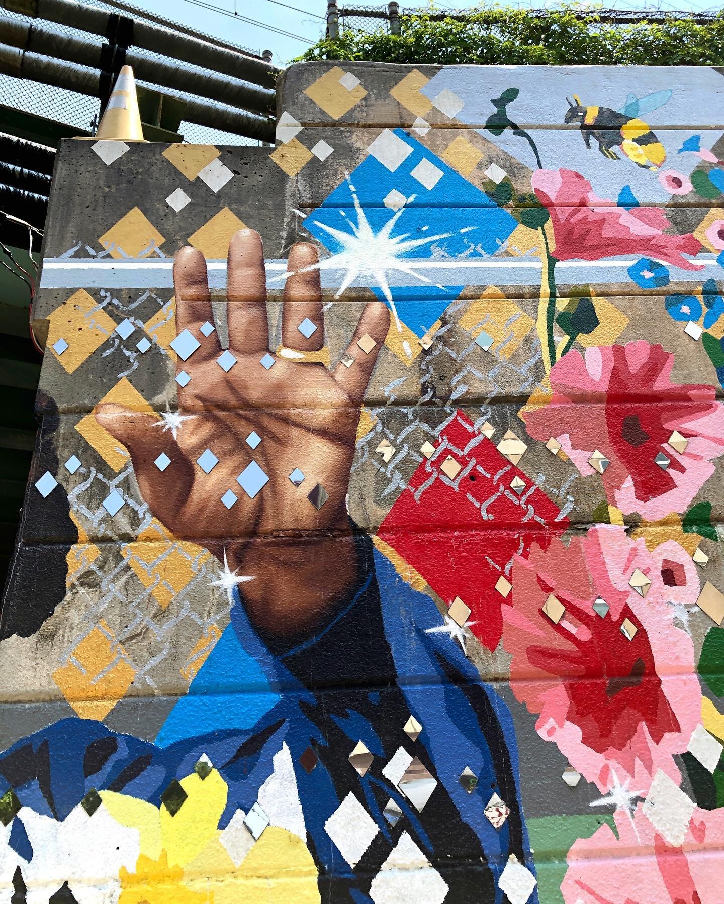 Stainless steel tile install

#muralarts #muralartsphilly #muralartsphiladelphia 
#diamondsintheroughmurals #xst #noblartz
#underpassmurals #communitymural 
#communityengagement #family #education #spirituality 
#community #10th&amp;Diamond #8th&