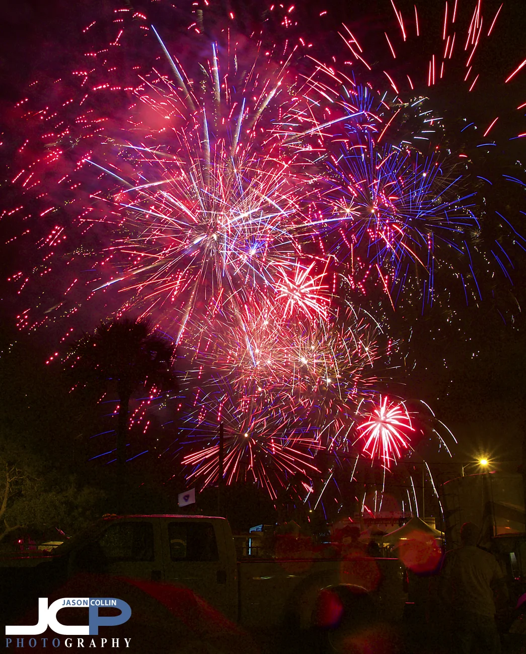 2016 Red White & Boom fireworks display in Cape Coral Florida - Nikon D300 Tamron 17-50mm @ f/11 - 10.7 sec - ISO 200 tripod mounted with cable release