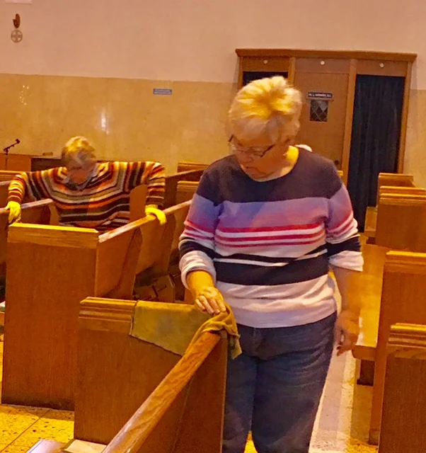 windows&pews.04.jpg
