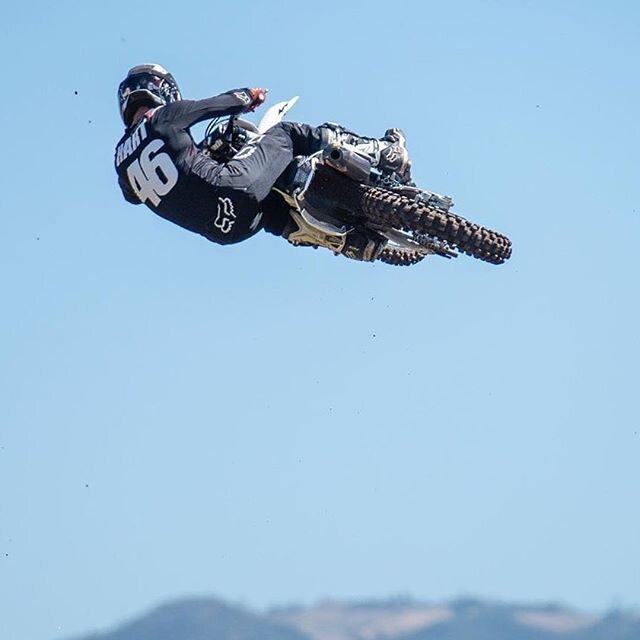 Posted @withregram &bull; @hartluck Friday kind of lean ✊🏻. @FoxMoto 
@Dualigans
@giantbicyclesusa
@RideDunlop
@Guts_Racing_Inc
@WorksConnection
@Fmf73
@motionpro
@Twin_air
@GalferUsa
@ODIgrips
@mactools38
@Motoxtremes 
@acerbisusa
@GoodRide 
@Hinso