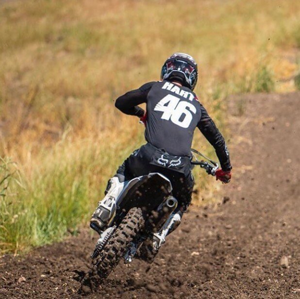 Posted @withregram &bull; @hartluck Hot weather is here, time to suffer a bit. Growing up in Vegas, I always liked hot weather motos for some reason. Guess the heat baked my brain 🤣. Hope everyone has a great day. 
@FoxMoto 
@Dualigans
@giantbicycle