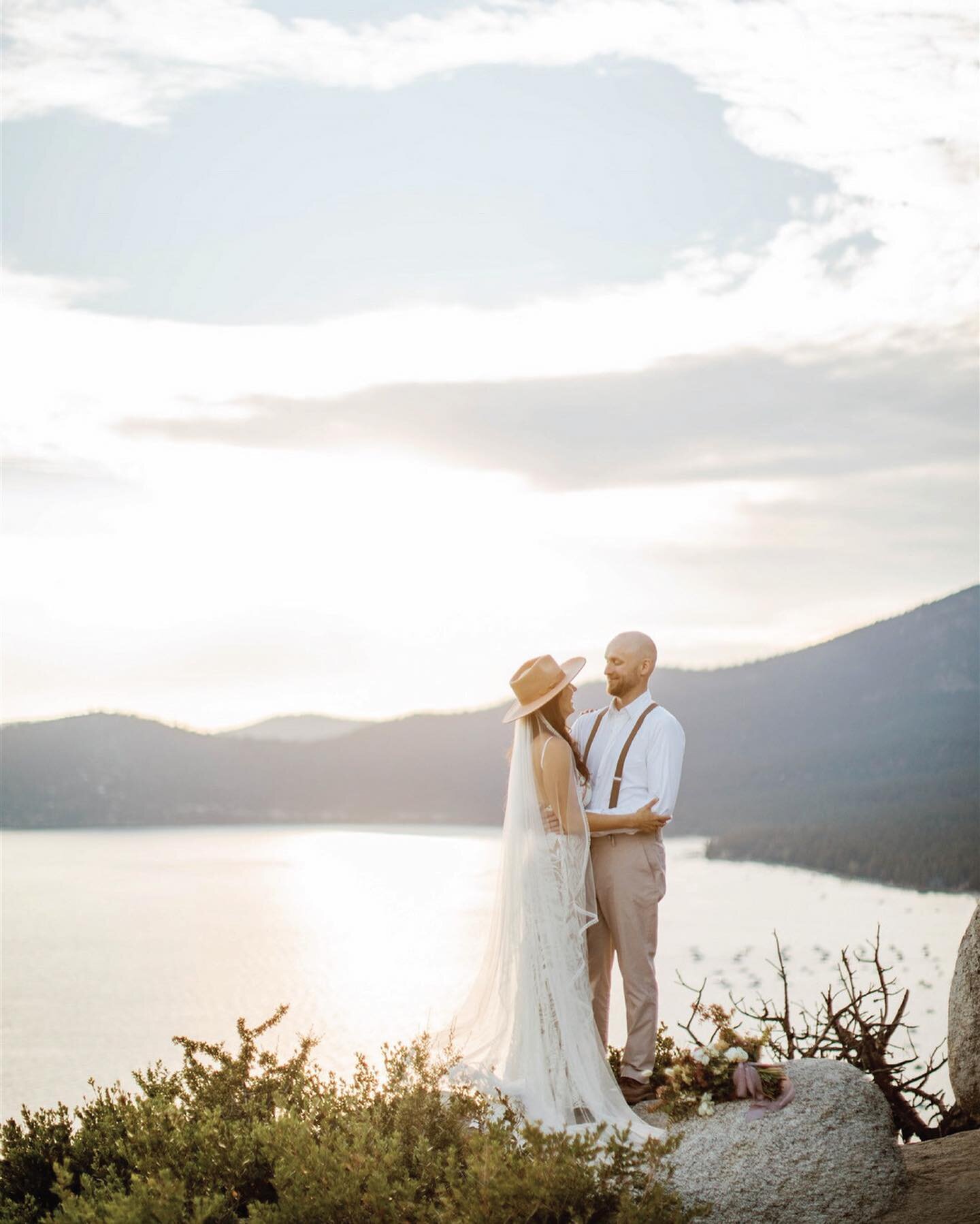 Felicia &amp; Bret wanted an intimate, personalized experience that highlighted their love of Tahoe, adventure &amp; each other. I have to say: we totally accomplished that.
⠀⠀⠀⠀⠀⠀⠀⠀⠀
Felicia&rsquo;s sister, Tessa, officiated the ceremony. It was so 