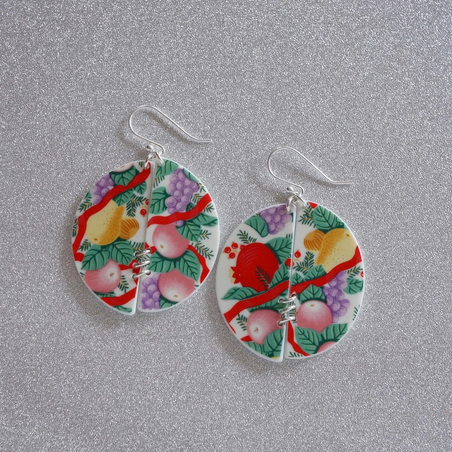 New pieces dropping this week! 
These and more- a lot of birds 🕊️
Which ones are your favorite?

 #ooakjewelery #craftshow #uniquejewelry #recycledchinajewelry #womanownedbusiness  #finechinajewelry #brokenplatejewelry #brokenchinajewelry #upcycledj