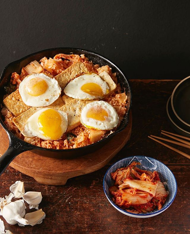 Kimchi Fried Rice with Tofu for The Chinese Medicine Cookbook #kimchi #friedrice #eggs #tofu #thechinesemedicinecookbook #cookbook #callistomedia #foodstylist #foodphotography #foodstyling 📷 @eviabeler